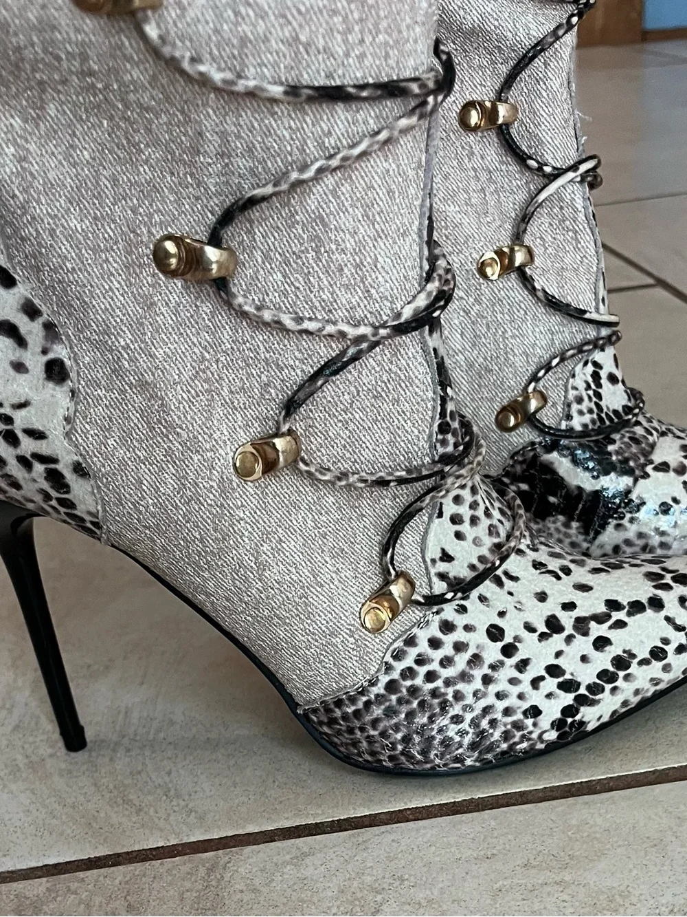 Snake-Print Pointed Knee-High Lace-Up Women's Boots - Black & White